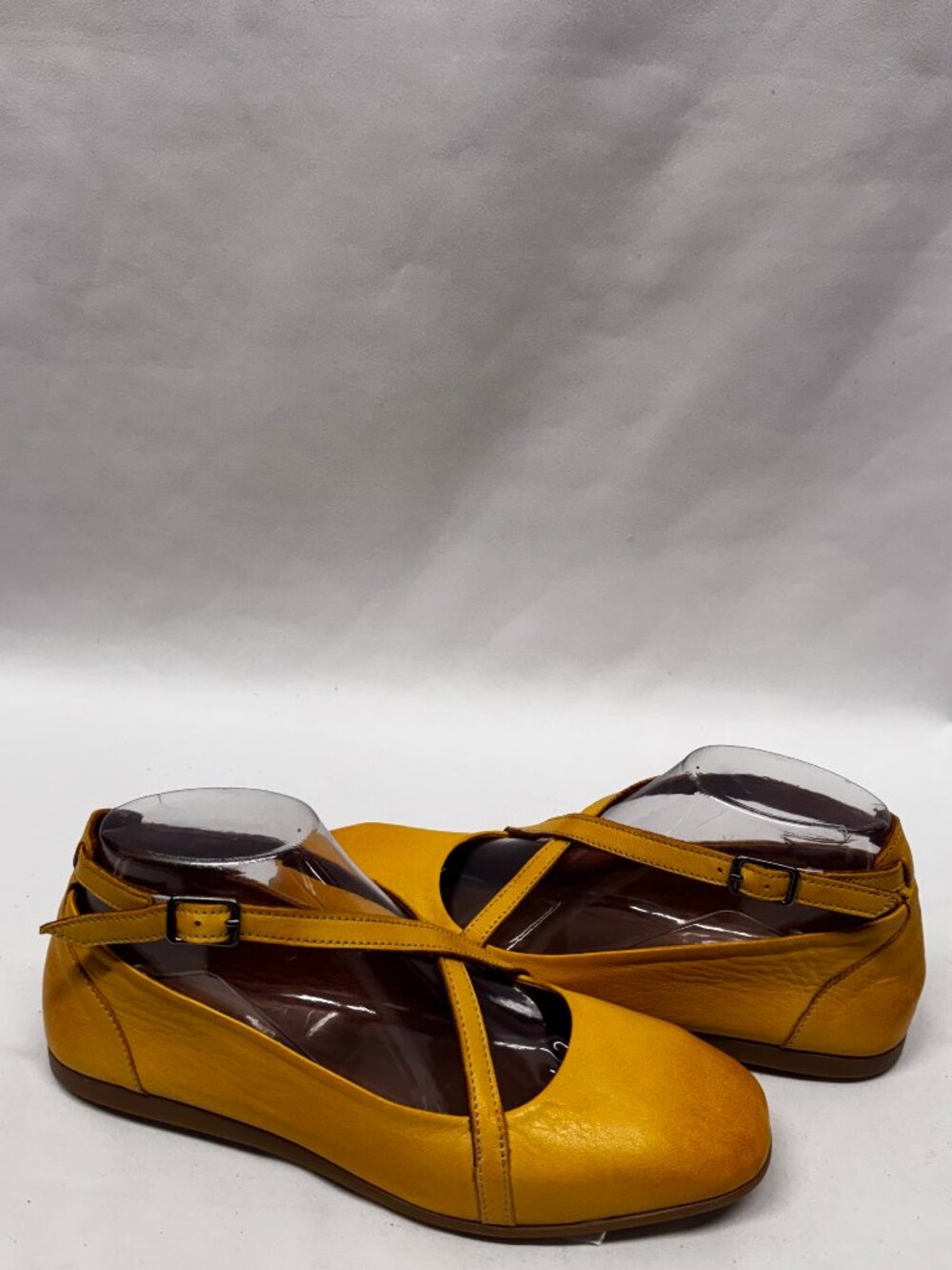 MIZ MOOZ WOMEN'S CRISS CROSS STRAPS LEATHER FLATS OCHRE 37EU / 7US T-221